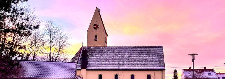 Bekenntniskirche Sonennaufgang rosa, blau, gelb